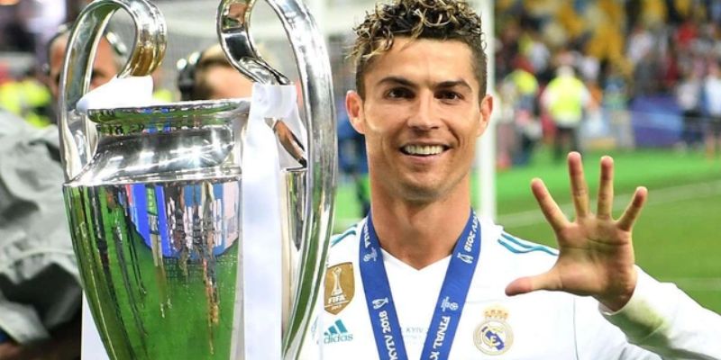 Cristiano Ronaldo (CR7) - huyền thoại bất diệt của giới bóng đá