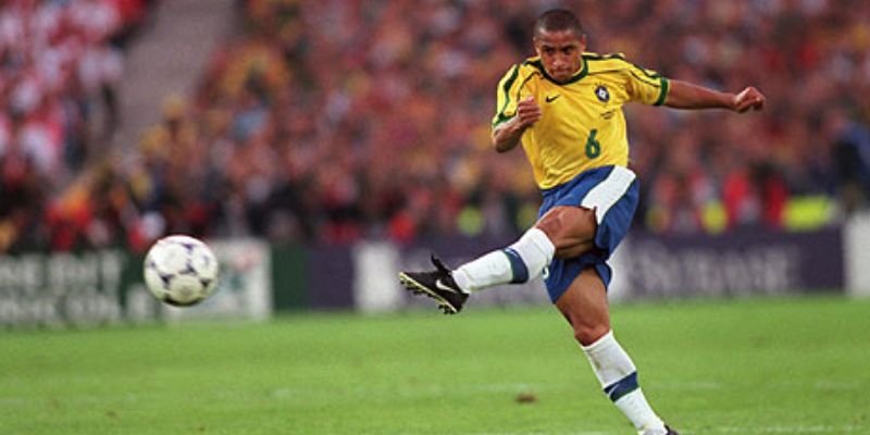 Siêu sao bóng đá với lực sút khủng Roberto Carlos